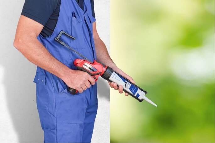 Man met duurzame kit voor groene achtergrond